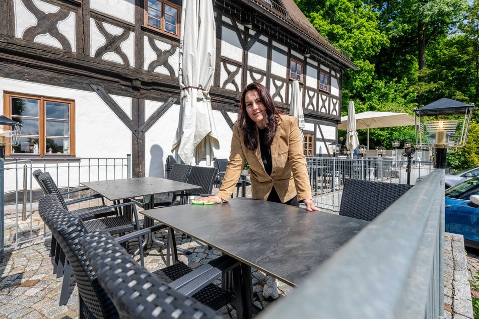 Inhaberin Salena Baho (35) bei letzten Vorbereitungen auf der Terrasse.