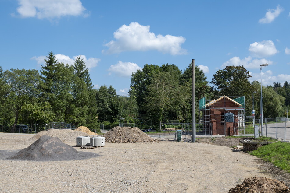 Auf der Baustelle des geplanten Biergartens am Chemnitztal-Radweg rollen die Bagger seit Juli nicht mehr. Die Stadt verhängte einen Baustopp - wegen fehlender Genehmigung.