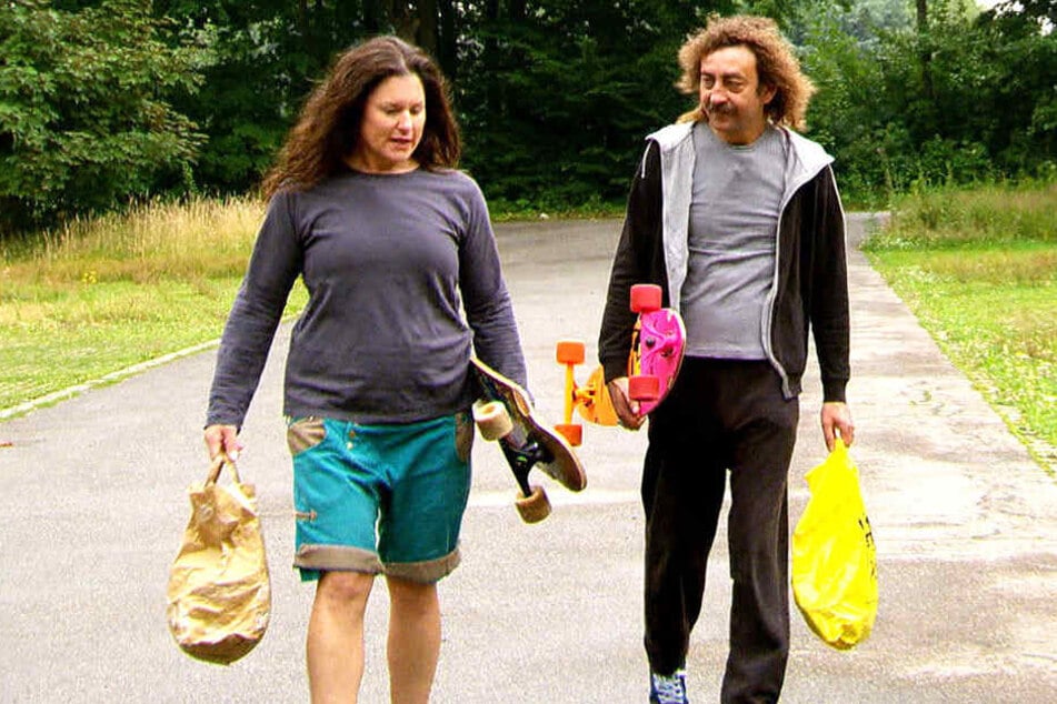 Gemeinsam machten sich Ingrid (links) und Martin (rechts) auf den Weg zum Skaten.