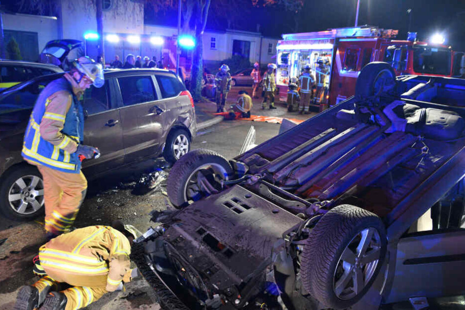 Einsatzkräfte an der Unfallstelle.