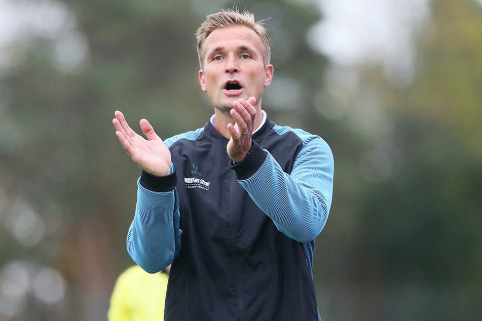 Trainer David Bergner applaudiert! Seine Mannschaft eilt von Sieg zu Sieg. Doch in Sachen Personal wirds langsam eng.