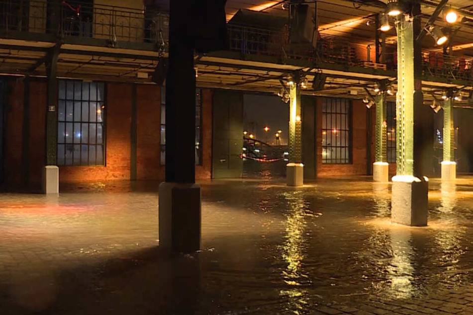 Wasser läuft während der Sturmflut am Dienstagmorgen in die Fischauktionshalle.