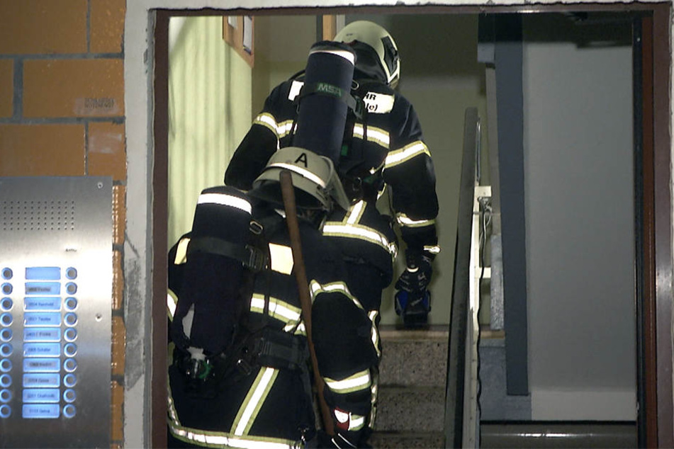 Fünf Personen wurden bei dem Brand verletzt, über 30 Personen mussten das Mehrfamilienhaus verlassen.
