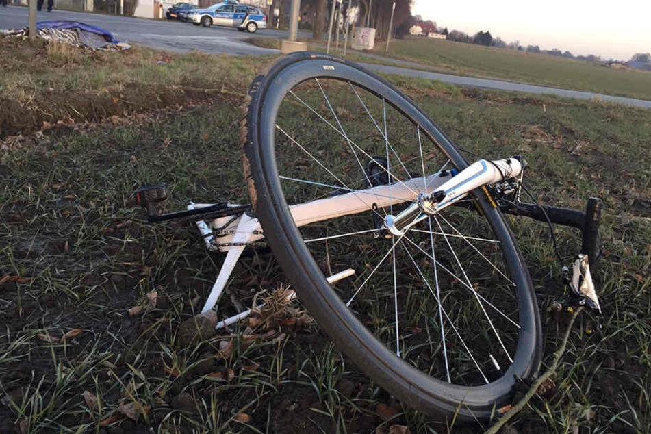 Das Fahrrad wurde durch die Wucht des Aufpralls auf eine Wiese geschleudert.