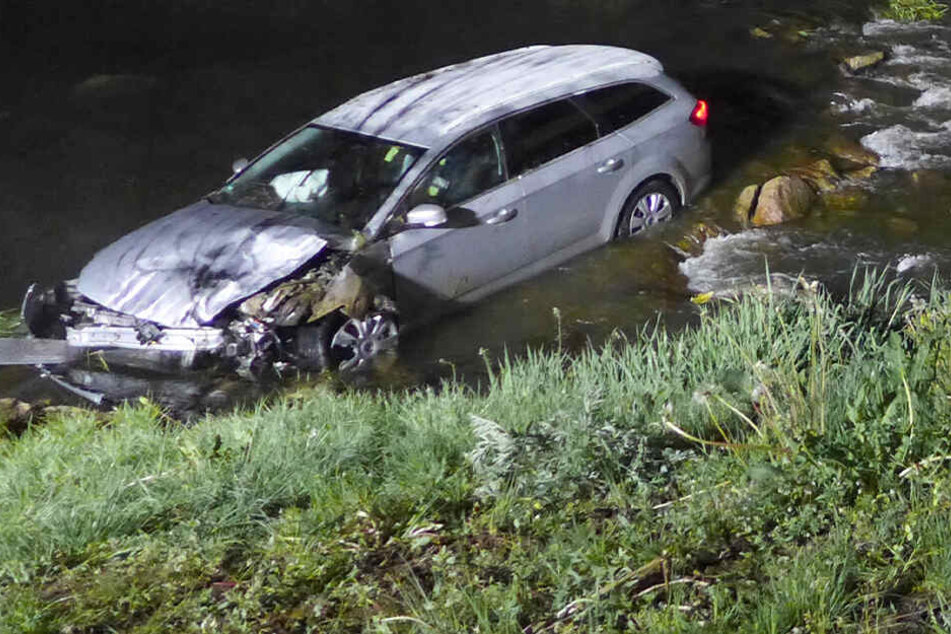 Anschließend war das Auto in den Fluss gestürzt.