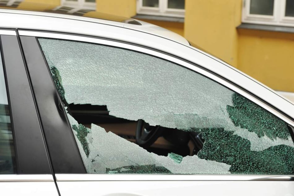 In Chemnitz schlugen Unbekannte an einem Tag gleich zweimal Autoscheiben ein und stahlen mehrere Wertgegenstände (Symbolbild).