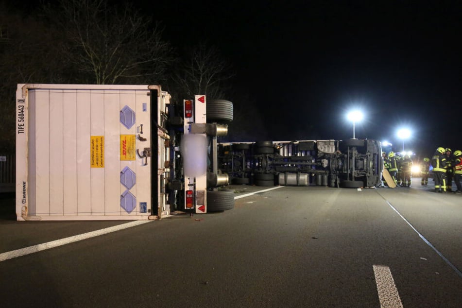 Nahe dem Kreuz Bonn/Siegburg zwei Lastwagen kollidiert und umgekippt, die Autobahn wurde in Richtung Frankfurt gesperrt.