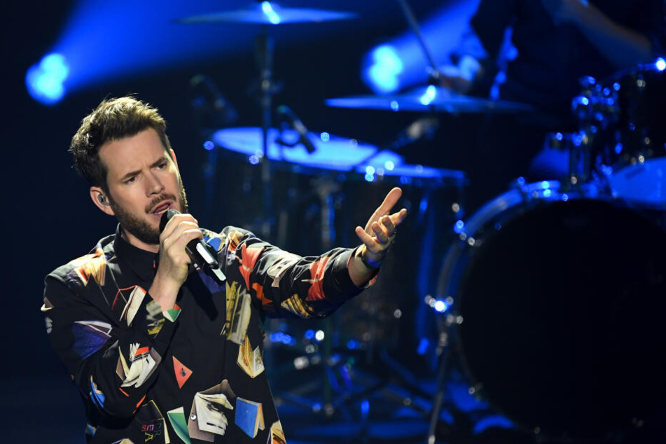 Sänger Johannes Strate von der Band "Revolverheld" steht auf der Bühne.