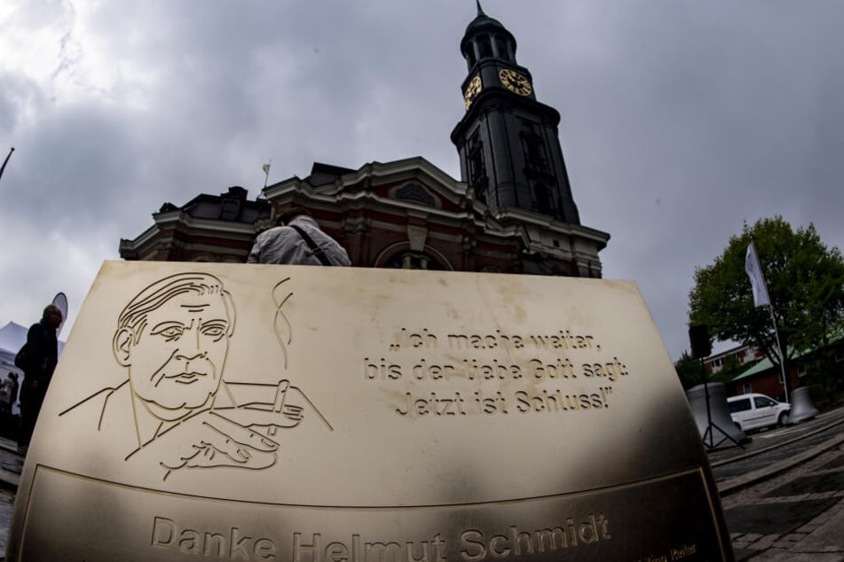 Auf dem Platz vor der Michaeliskirche steht eine Tafel für Helmut Schmidt.