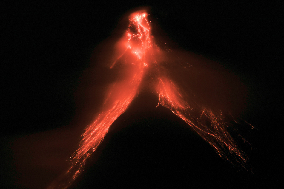 Der Vulkan Mayon stößt Rauch und Lava aus: Der Katastrophenschutz schlägt Alarm.