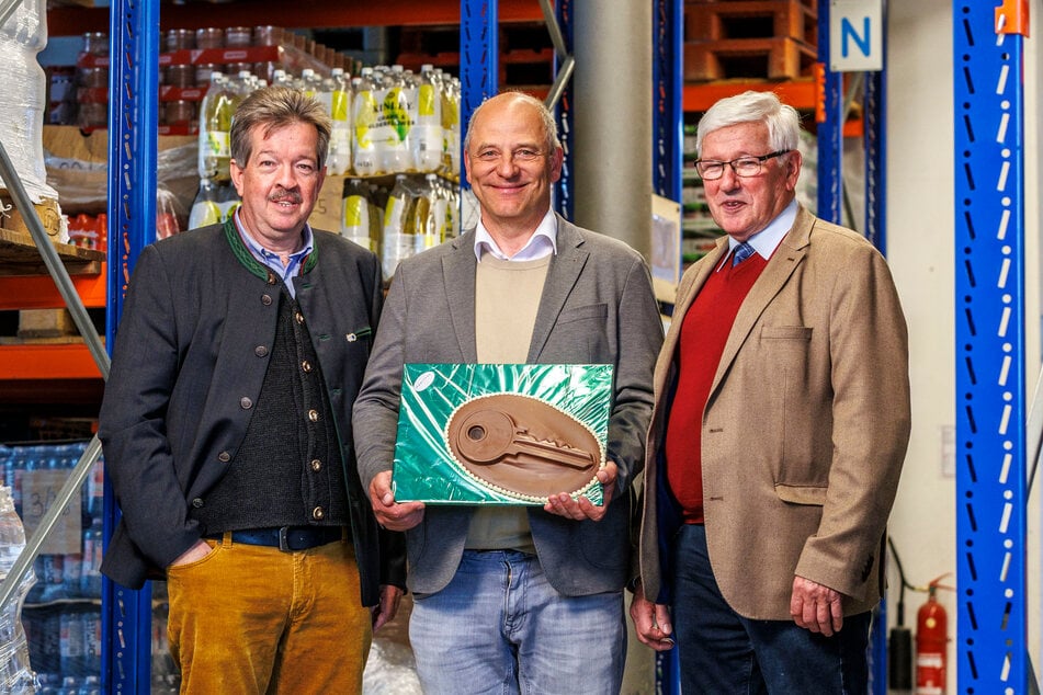 Der neue Vermieter Meinolf Nöthe (58, M.) übergibt den symbolischen Haustürschlüssel für das Tafel-Logistikzentrum an den Landesvorsitzenden Stephan Trutschler (63, l.) und Logistikleiter Dietmar Haase (83, r.).
