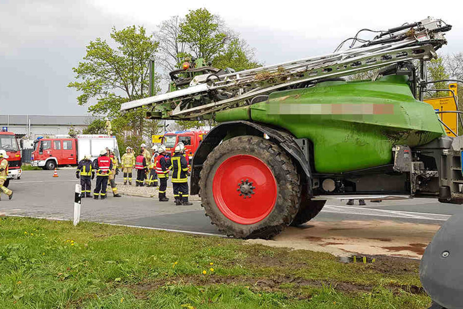 Der Anhänger hatte Pflanzenschutzmittel geladen, was bei dem Unfall ausgelaufen war.