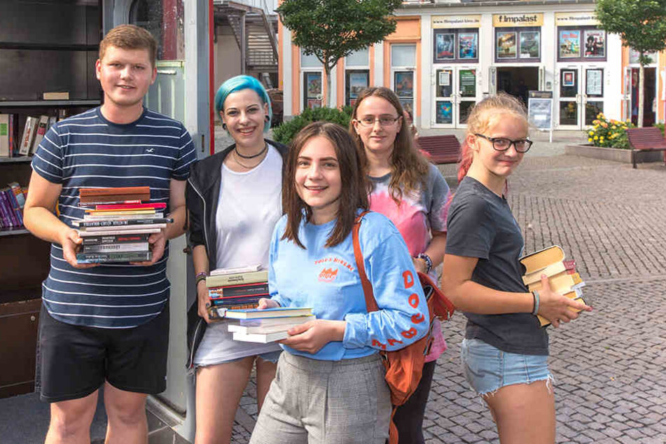 Riesaer Jugendliche füllten die Bücherzelle sofort wieder auf.