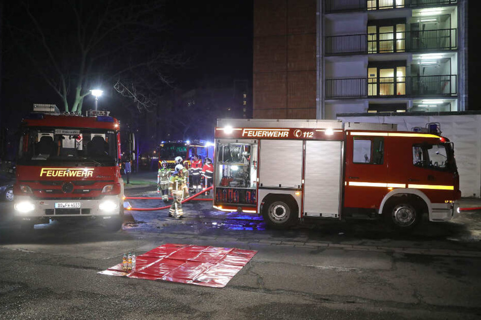 Die Feuerwehr löscht einen Wohnungsbrand auf der Gamigstraße.