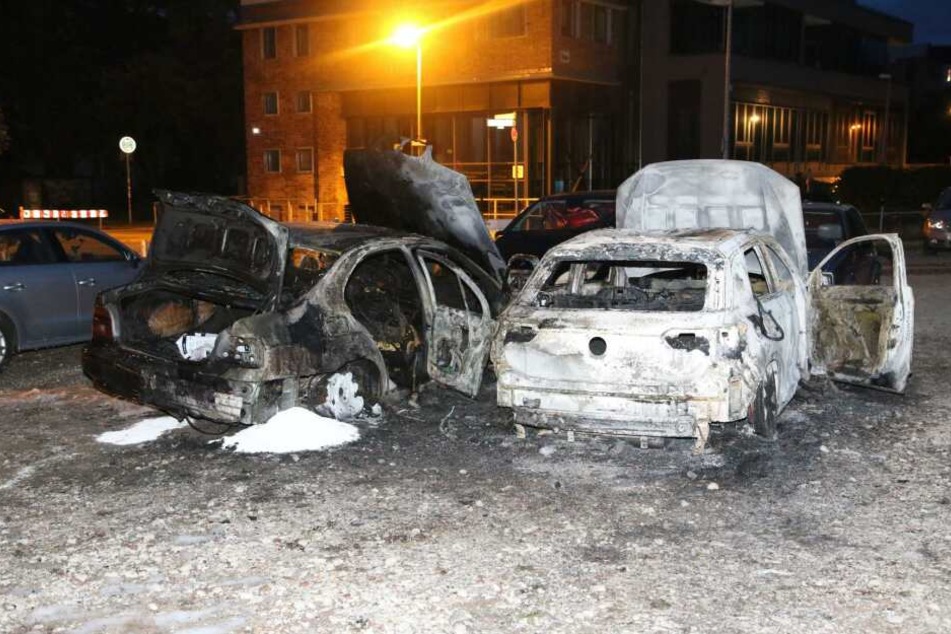In Berlin-Mitte standen in der Nacht zu Montag fünf Autos in Flammen.
