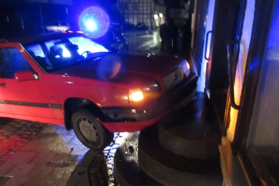 Der Wagen kam an einer Sandsteintreppe zum Stehen.