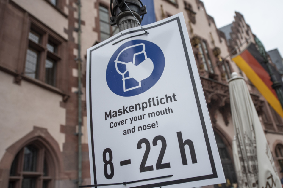 Ein Schild vor dem Römer weist auf die Maskenpflicht hin.