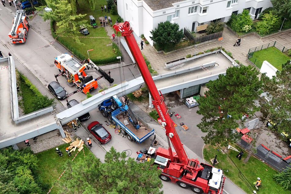 Ein Kran kam bei der Rettungsaktion zum Einsatz.