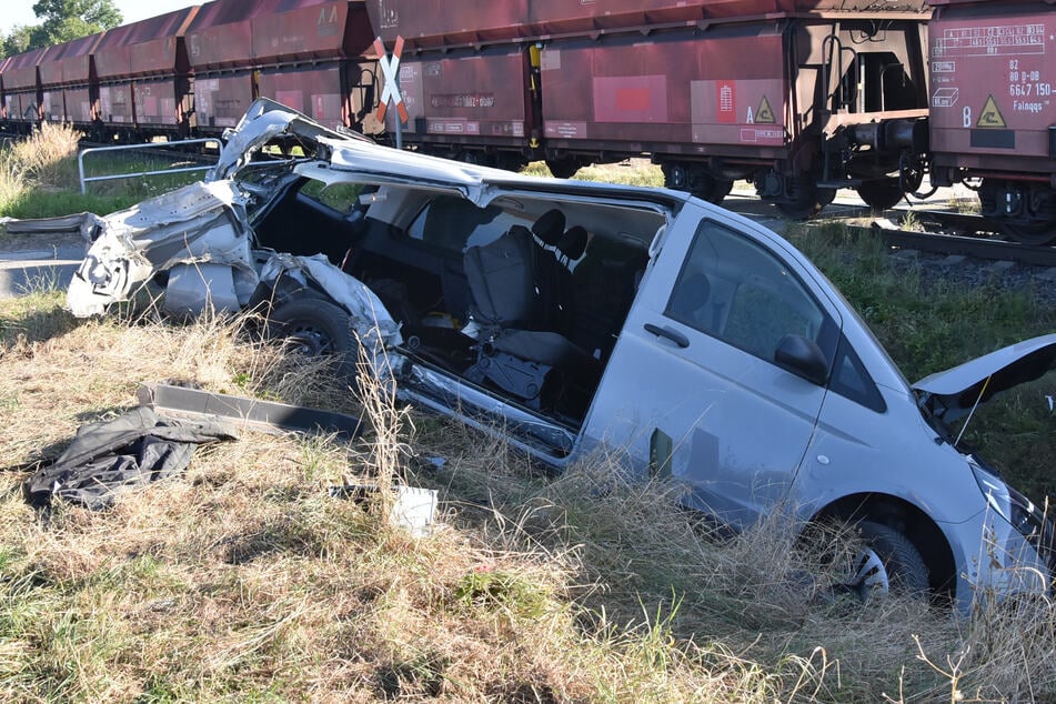 Heftiger Unfall an Bahnübergang: Auto kracht in Güterzug