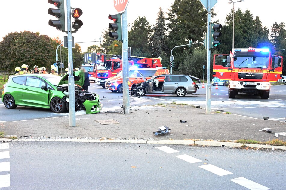 Schwerer Unfall: Autos kollidieren frontal mitten auf der Kreuzung