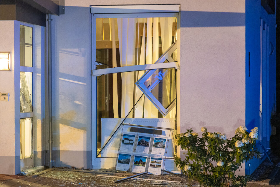 Durch die enorme Wucht der Detonation wurden unter anderem Fenster aus ihrer Verankerung gerissen.
