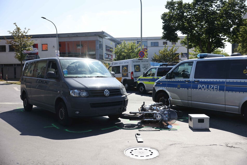 Am Ullersdorfer Platz ist am Dienstagnachmittag ein VW-Transporter mit einer Yamaha zusammengestoßen.