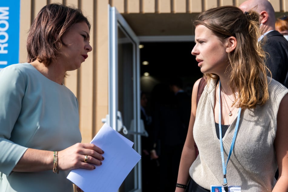 Luisa Neubauer (26) im Gespräch mit Außenministerin Annalena Baerbock (41, Grüne).