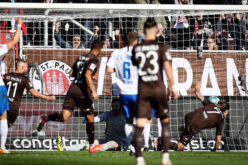 St. Paulis Jackson Irvine (28, rechts) erzielte gegen Hansa Rostock sein erstes Tor im Trikot der Kiezkicker.
