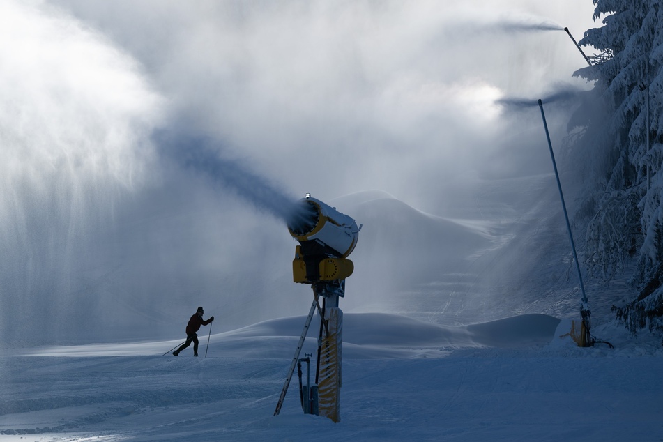 In Altenberg laufen die Schneekanonen auf Hochtouren. Ab Donnerstag beginnt dort der Ski-Betrieb.