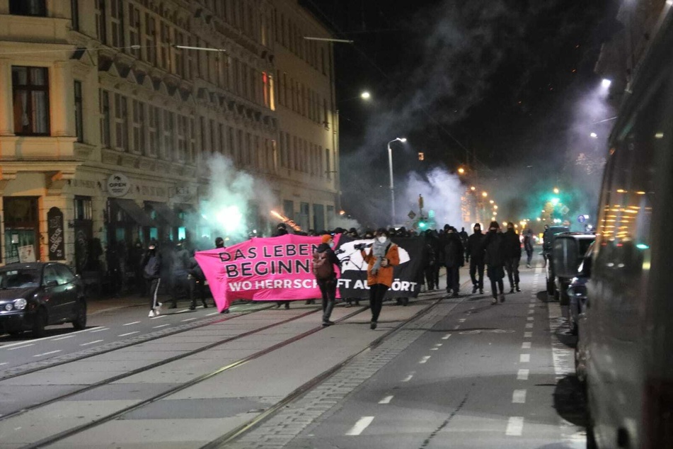 Auf der Demo wurde Pyrotechnik gezündet.