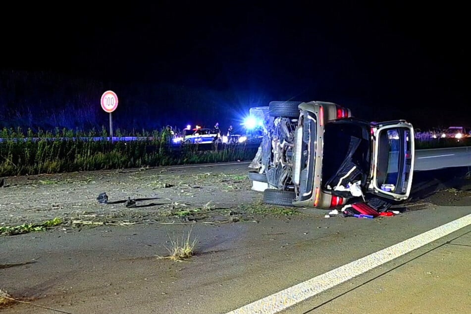 Unfall A1: Auto überschlägt sich: A1 voll gesperrt, zwei Menschen verletzt