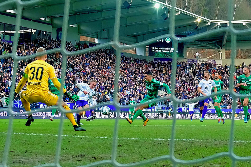 Eins seiner insgesamt sieben Saisontore: Florian Krüger traf gegen Fürth zum zwischenzeitlichen 3:0. Neun weitere Tore bereitete der 21-Jährige vor.