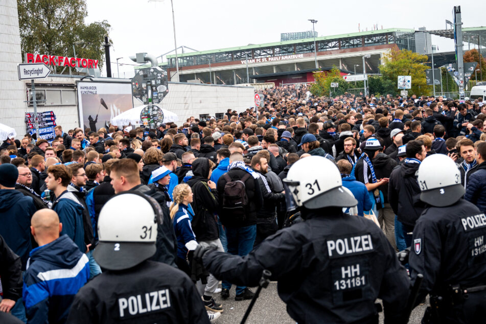 Wie beim vergangenen Stadtderby zwischen dem HSV und dem FC St. Pauli im Oktober wird die Polizei auch am Freitag mit einem Großaufgebot im Einsatz sein. (Archivfoto)