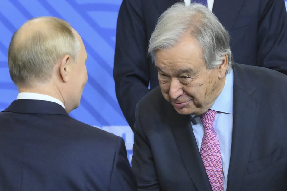 Der russische Präsident Wladimir Putin (72, l) und der Generalsekretär der Vereinten Nationen, Antonio Guterres (75, r), schütteln sich während einer Zeremonie vor der Sitzung des Outreach/BRICS-Plus-Formats am Rande des BRICS-Gipfels die Hände.