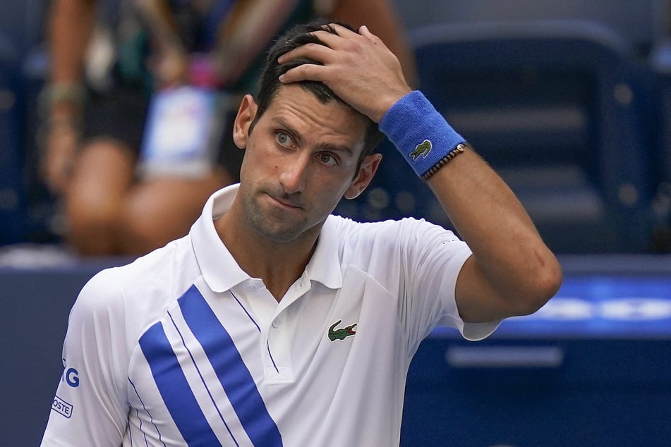 Novak Djokovic traf eine Linienrichterin mit dem Ball und wurde disqualifiziert.