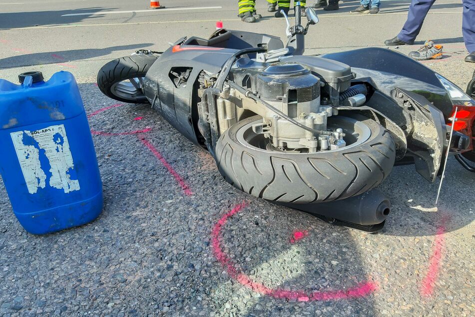 Ein Opel war mit dem Leichtkraftrad zusammengestoßen. Der Fahrer wurde schwer verletzt.