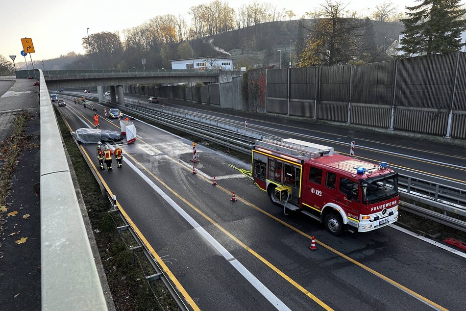 Die B10 in Richtung Stuttgart ist auch Stunden nach dem Unfall noch gesperrt.