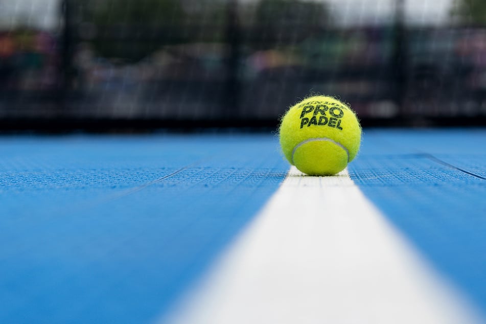 Sieht aus wie ein Tennisball, ist aber kleiner und mit weniger Luftdruck versehen.