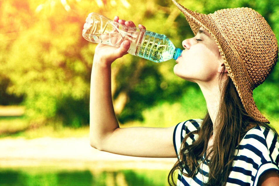 Am Sonntag wird es abermals heiß in Hessen: Der Deutsche Wetterdienst sagt bis zu 38 Grad voraus, ausreichend trinken ist dann sehr wichtig! (Symbolbild)