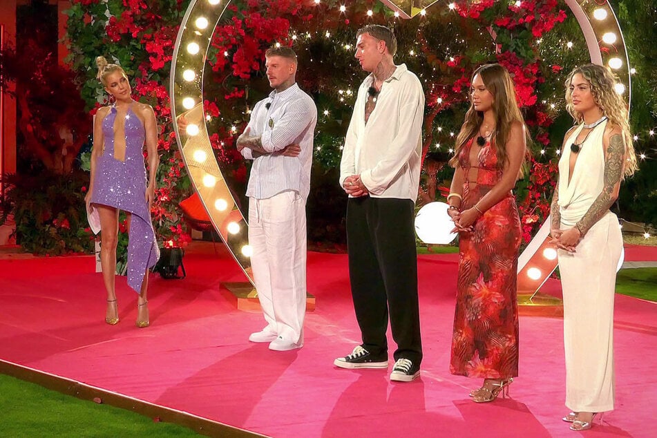 Paco (30, 2.v.l.) und Chiara (24, 1.v.r.) müssen "Love Island VIP" nach wenigen Folgen schon wieder verlassen.