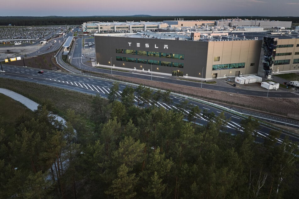 Tesla eröffnete die europaweit einzige E-Autofabrik vor mehr als zwei Jahren in Grünheide bei Berlin.