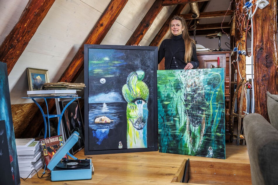 Im Dach-Atelier verwahrt die Künstlerin ihre großformatigen, melancholischen Bilder.