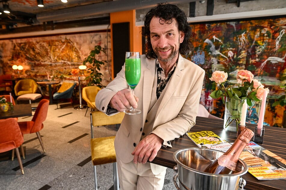 Wirt René Kuhnt (53) serviert natürlich im "Café Solo" auch den DDR-Getränkeklassiker "Grüne Wiese".