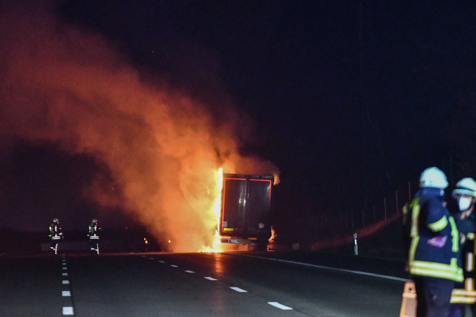 Auf der A2 ging ein Lastwagen in Flammen auf.