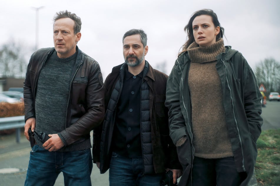 Thorsten Falke (Wotan Wilke Möhring, 58, l.) und Mario Schmitt (Denis Moschitto, 48) sollen künftig immer zusammenarbeiten. Unterstützung bei ihrem ersten Fall erhalten sie von Lynn de Baer (Gaite Jansen, 33).