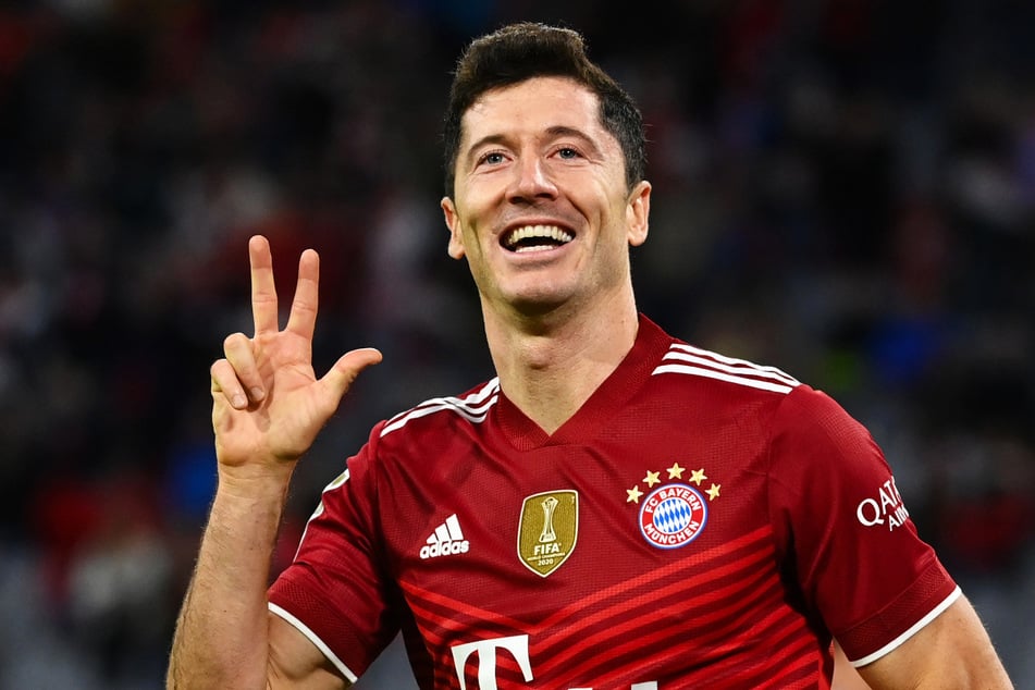 Er zeigt es an: Robert Lewandowski schnürte für den FC Bayern einen Dreierpack.