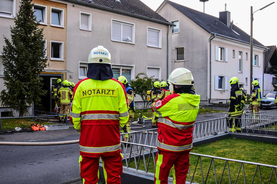 In Bornheim (Rhein-Sieg-Kreis) haben Feuerwehrleute nach einem Wohnungsbrand in einem Mehrfamilienhaus am Samstagmorgen einen Toten entdeckt.