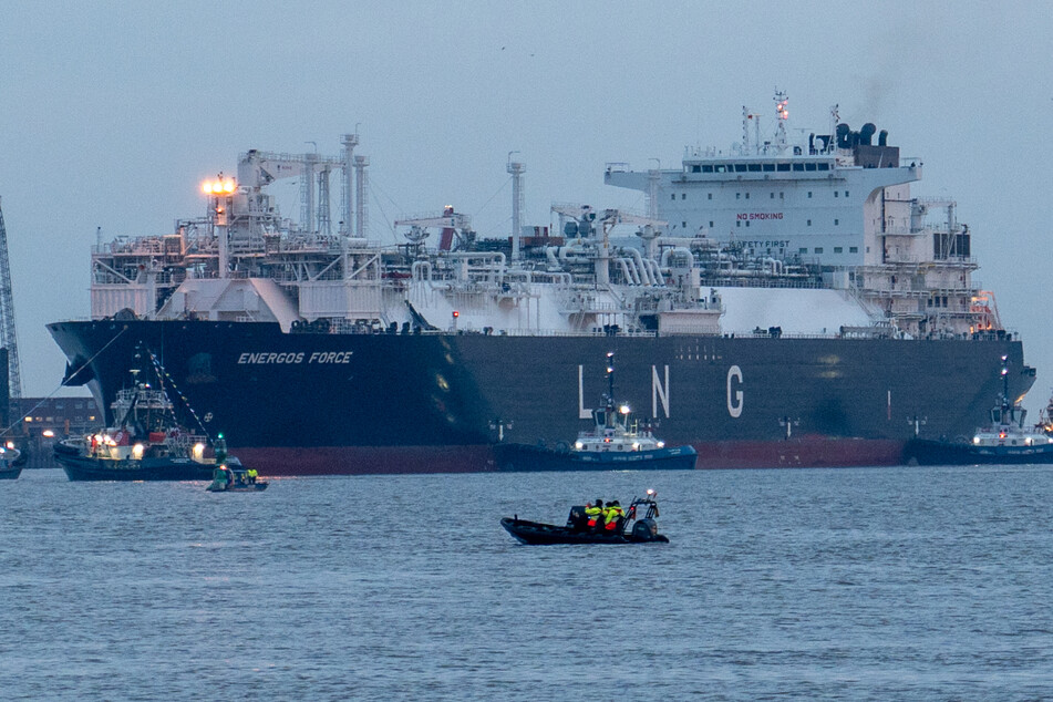Gastankschiff "Energos Force" fährt in die Elbe ein - Aktivisten protestieren auf Schlauchbooten