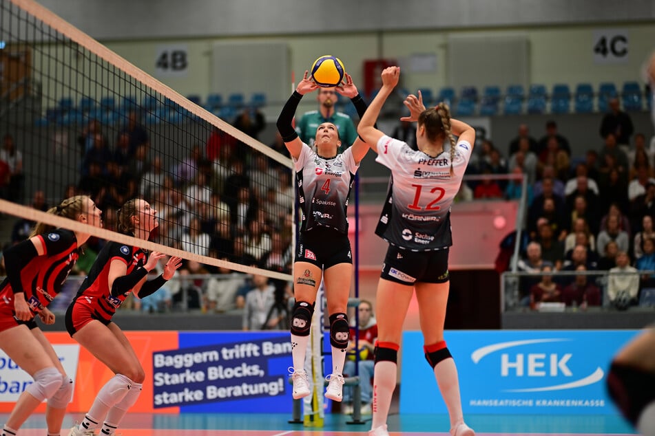 Erfolgreiche Kombination: Emma Grome (23, M.) bediente Mette Pfeffer (20, r.) zur 1:0-Satzführung.