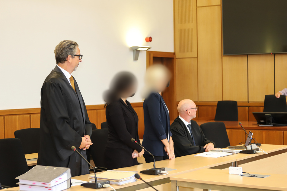 Das Landgericht Hagen verurteilte die Beamtinnen am Mittwoch zu jeweils vier Monaten Haft auf Bewährung.